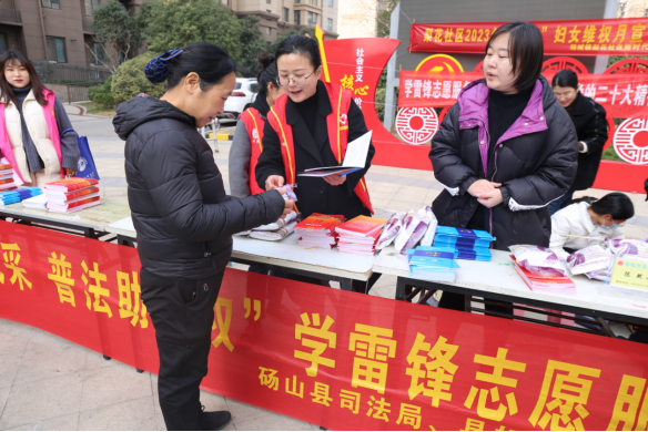 砀山县开展“巾帼展风采  普法助维权”学雷锋志愿服务活动